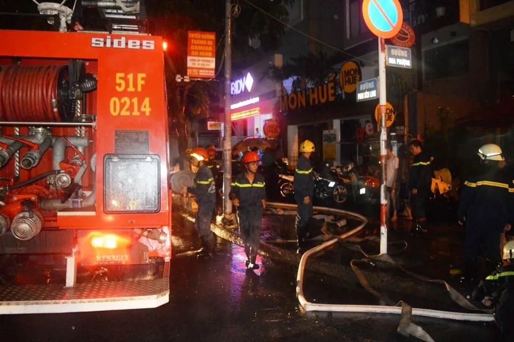 Trong cơn mưa lịch sử chiều ngày 26-9, lực lượng Cảnh sát PCCC tiến hành "cứu ngập" ở 44 địa điểm trên toàn TP.